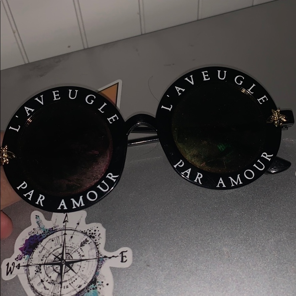 Hello I’m selling Laveugle glasses here